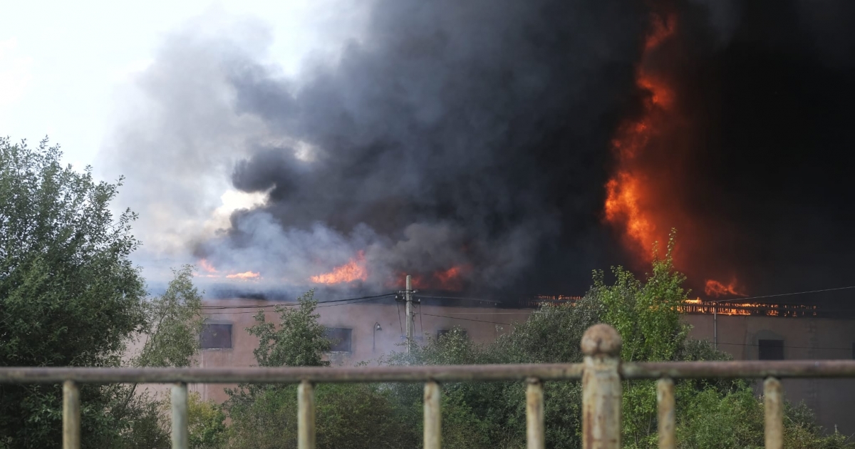 Kigyulladt egy raktár, hatalmas füst gomolyog Csíkszereda felett